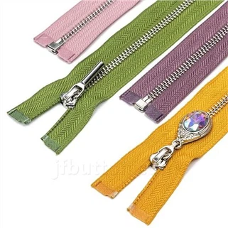 庭の金属製ジッパー