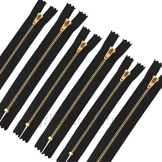 黒と金のジッパー