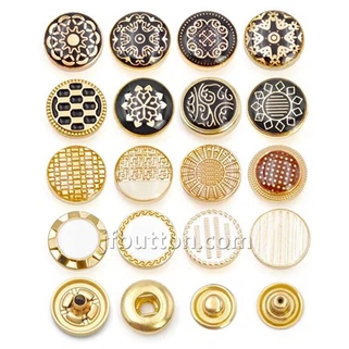 衣服にスタッドを押します