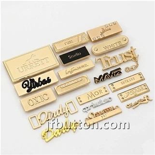 小さな金属製の衣類タグ